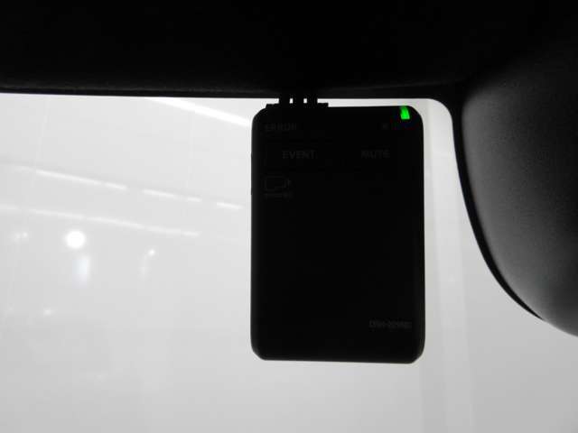 万が一の時にあると嬉しいドライブレコーダー！フロントに純正のものが搭載されています。