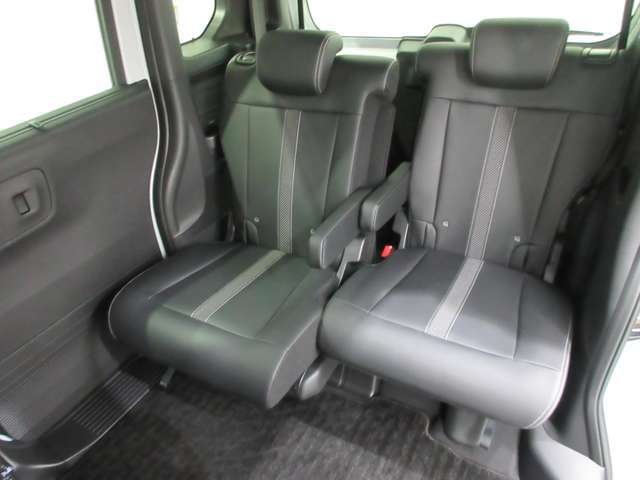 広々とした足元で、大人の方でもゆったりくつろげます。両席とも前後スライド機構搭載です。