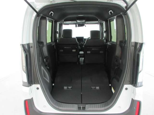 後部座席を倒すとさらに広く！長いお荷物なども載せられます♪