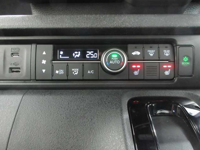 AUTOエアコンでいつでも快適な温度に！さらに運転席と助手席にはシートヒーターも付いています。