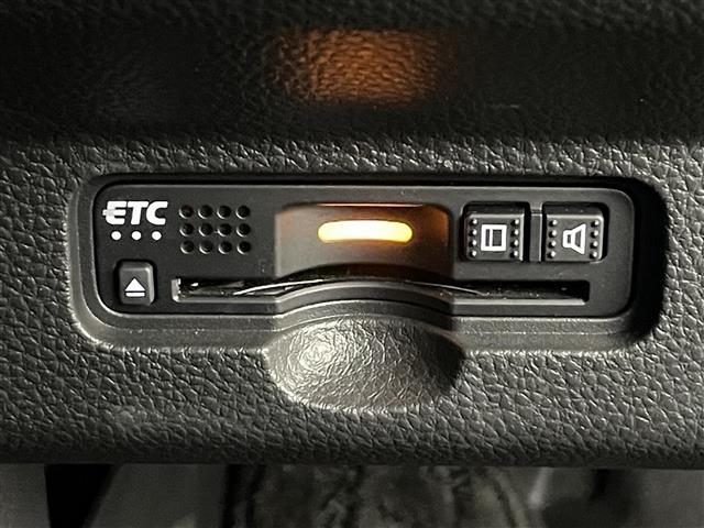 【ETC】有料道路を利用する際に料金所で停止することなく通過できる、ETC車載器（ノンストップ自動料金収受システム機器）が装備されています。セットアップを行うことで利用可能になります。