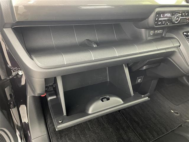 【グローブボックス】車検証ケースや、日頃使う小物類の収納に便利ですね！