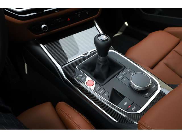 この先ガラパゴス化するマニュアルシフト。今、新車で購入できる機会の貴重さが理解できた方には魅力的な一台と言えます。