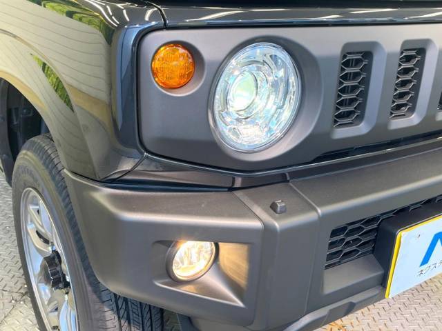 【LEDヘッドライト】悪天候や夜間走行時も良好な視界を確保し安心して運転できる高輝度LEDヘッドライトを装備！点灯速度が早く、消費電力も抑えられています。