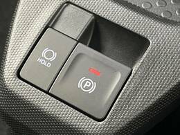 【電動パーキングブレーキ】パーキングブレーキは便利な電動式！ボタン一つで操作でき、アクセルを踏めば自動で解除されます