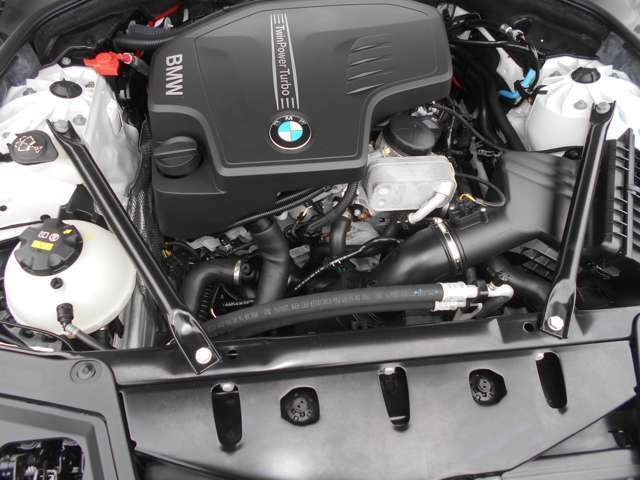 ダウンサイジング化された直列4気筒DOHCターボ エンジンは最大出力245ps最大トルク35.7kgを発揮。4気筒とあなどることなかれ、BMWの新ユニットとなる小排気量ターボの加速を満喫ください！！
