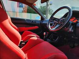 赤の純正RECAROシートはタイプRの証。運転席助手席ともに破れありません。