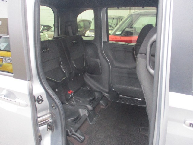 座面を跳ね上げれば荷物も載せられます。