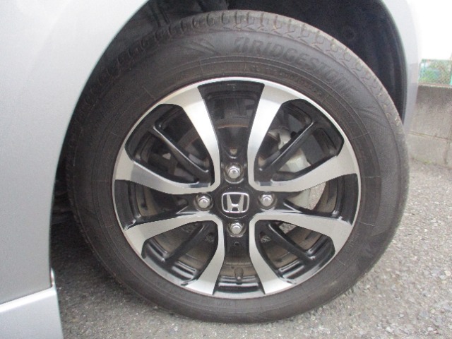 アルミホイールを装備しております。