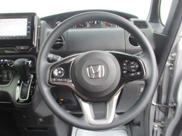 ハンドル周りのお写真です。　メーターも視認しやすくなっております。