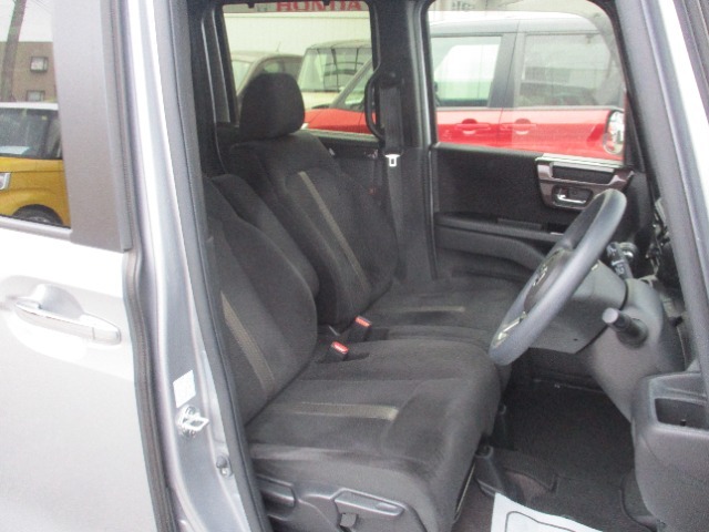 運転席周りのお写真です。　広い足元で長時間の運転も疲れにくくなっております。