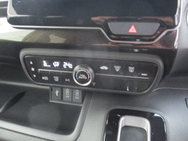 オートエアコンで快適にお乗りいただけます。