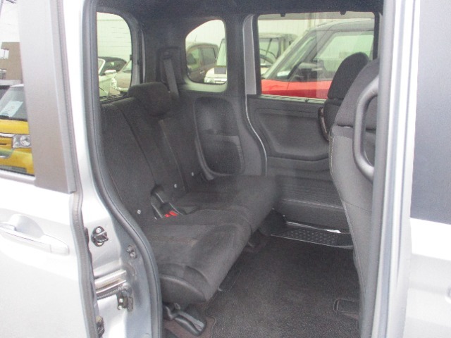 2列目シートのお写真です。　大人が座っても広々としております。