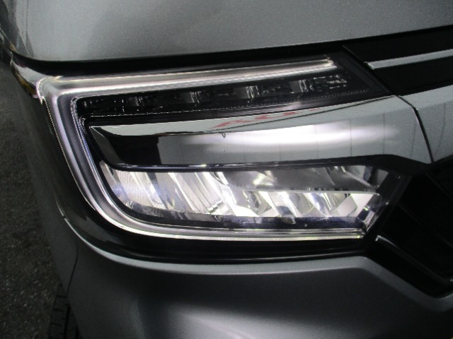 LEDヘッドライトで暗い夜道も明るく照らしてくれます。