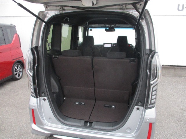 ラゲッジルームのお写真です。　開口部が広く荷物の積み下ろしが楽に行えます。