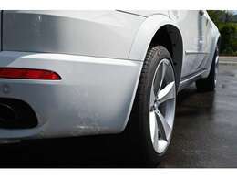 リアタイヤは275/40サイズを装着、パッドはDIXCELに交換ズムです