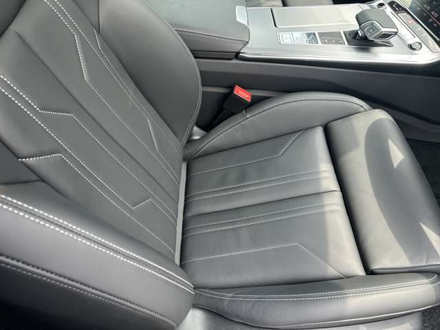体を支えるためにシートを硬めにしております。長時間の運転でも疲れにくいように、サポート力重視で設計されております。