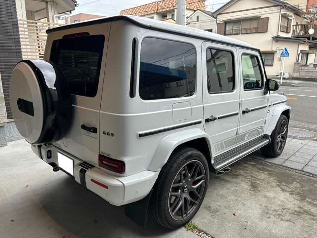 重厚感のあるサイドビューも唯一無二のオフローダーであるメルセデスベンツAMG　G63ならではですね（＾＾♪しっとりした乗り心地と、あらゆる点でストレスを感じさせないパワフルな走りとなっております。