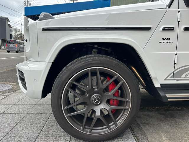 4リッターV8ツインターボエンジンを搭載する高性能SUV「メルセデスAGM　G63をベースに、AGM創業55周年を記念して設定させた限定車です。
