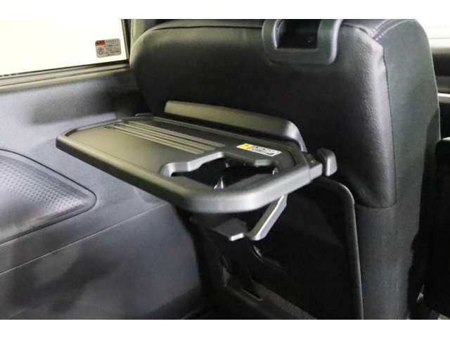 【格納式簡易テーブル】前席シートの背面には格納式のテーブル付。車内で軽食を取るときに役立ちます。