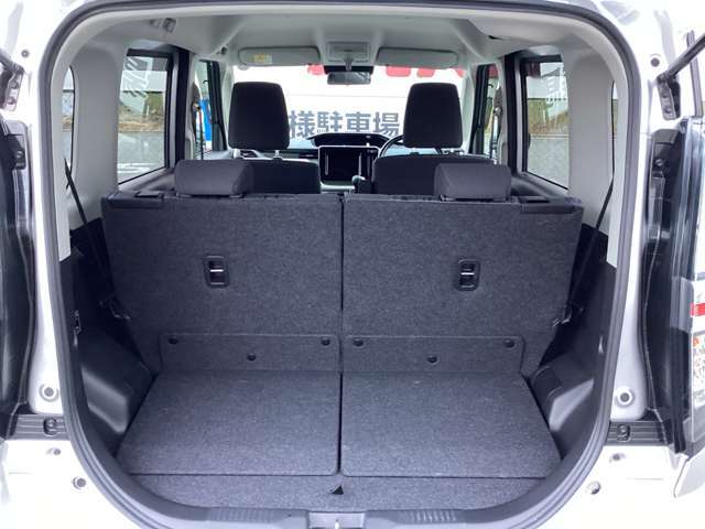 荷室は、シートスライドに、ワンタッチで、前倒しにして、フラットなスペースをつくりだし、大きな荷物も楽々積載できます。