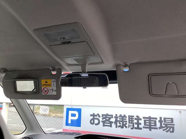 天井フロントまわりは、左右ドアバイザーに鏡装備で、身だしなみチェックに、メガネホルダーもルームミラー手前に付いており、かゆいところに手が届いてます。
