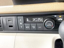 【オートエアコン】一度お好みの温度に設定すれば、車内の温度を検知し風量や温度を自動で調整。暑い…寒い…と何度もスイッチ操作をする必要はありません。快適な車内空間には必須の機能ですね♪