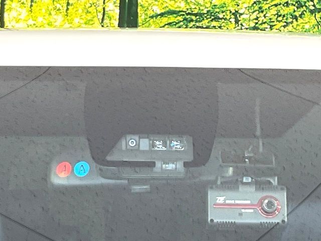 【トヨタセーフティセンス】走行中に前方の車両等を認識し、衝突しそうな時は警報とブレーキで衝突回避と被害軽減をアシスト。より安全にドライブをお楽しみいただけます。