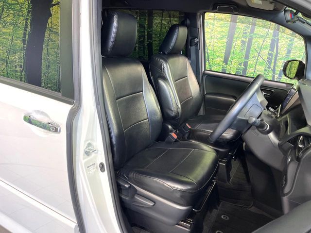 運転席シート廻りは使用感も少なく、良好な状態となっています。丁寧に使われていたことがよくわかりますね。
