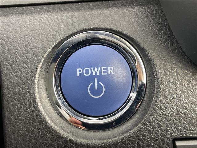 【衝突軽減ブレーキ】衝突するおそれが高い場合、音と光で注意して強いブレーキングを行い、衝突回避・被害軽減を支援します。機能には限界があるためご注意ください。