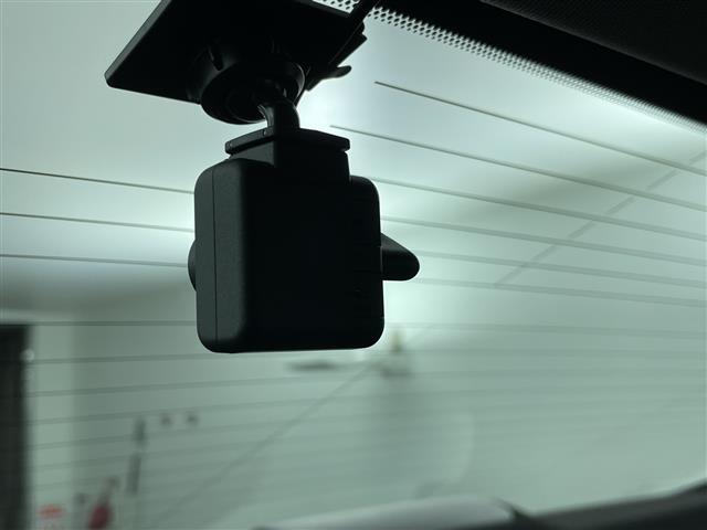 【ドライブレコーダー】映像・音声などの運転中の記録を残します。事故などを起こした起こされた時の証拠になりえますので、もしも時でも安心ですね。