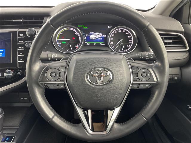 【ステアリングリモコン】手元のボタンから、オーディオやナビなどの操作ができるので、よそ見をせずに安全に運転に集中できます！