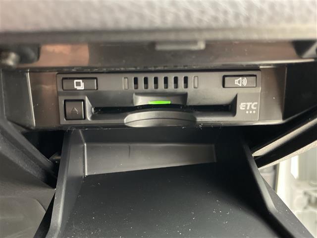 【ETC】有料道路を利用する際に料金所で停止することなく通過できる、ETC車載器（ノンストップ自動料金収受システム機器）が装備されています。セットアップを行うことで利用可能になります。