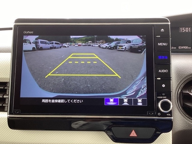 バックカメラが付いているのでバックでの車庫入れも安心です。