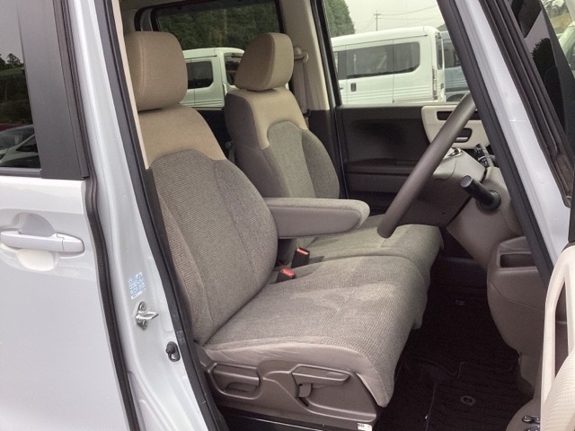 フロントは助手席と繋がったベンチシートです運転席/助手席シートヒーターで寒い日もすぐに温かくなり快適に過ごせます。2段階の温度調整が可能です。