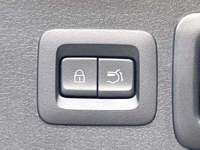 【パワーバックドア】スマートキーや運転席のボタンを押すだけでリアゲートが自動で開閉します！荷物を持っている時や、高い位置にあるバックドアを閉める際に便利な機能です♪