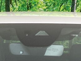 【スマートブレーキ】走行中に前方の車両等を認識し、衝突しそうな時は警報とブレーキで衝突回避と被害軽減をアシスト。より安全にドライブをお楽しみいただけます。