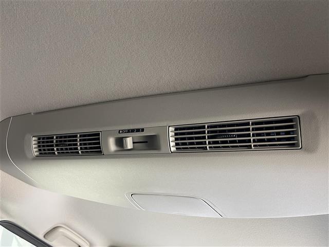 【リアシーリングファン】後席に送風。空気を効率的に循環させることで、室内空間の温度を均一に保ちます。エアコンを使わないときでも、送風することによって、後席でも心地よく過ごすことができます。