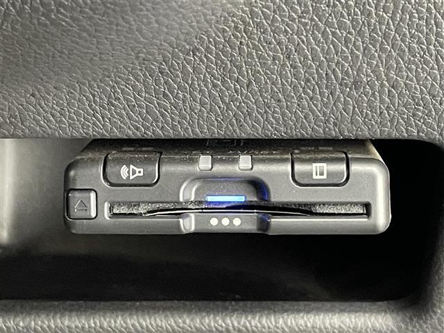 【ETC】有料道路の乗り降り時に停車することなくスマートに乗り入れが可能になったり、割引を受けることができる嬉しい装備です。