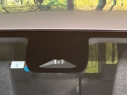 【プリクラッシュセーフティ】前方の車両等を検知し、衝突しそうな時は警報で注意を促し、ブレーキを踏む力をサポート。ブレーキを踏めなかった場合は衝突被害軽減ブレーキが作動、衝突回避をサポートします。