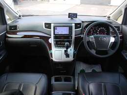 すっきりとしたヴェルファイアらしいデザインのダッシュ回り！フロントビューの視認性もよく運転しやすいと思います★