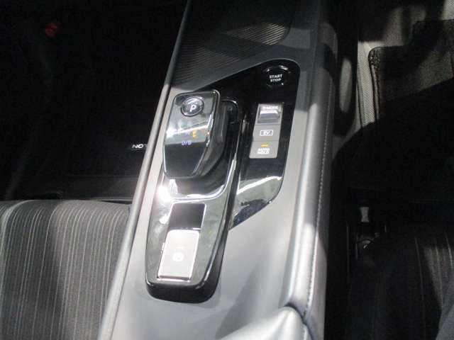 おしゃれなシフト周りになります、AUTO　HOLD機能は一度ブレーキを踏んでいただき離しても停止を保持してくれます。
