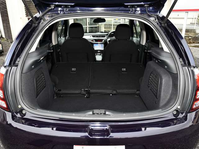 NEXTAの展示車両は、気持ち良く快適に乗って頂くために、すべてのお車にリンサー機を使用し、長年の汚れを薬品を使い洗浄して取り除いています。