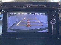 バックモニター付きです。車の後方に小型カメラが付いており、バックする際の後方の様子をモニター上に表示します。