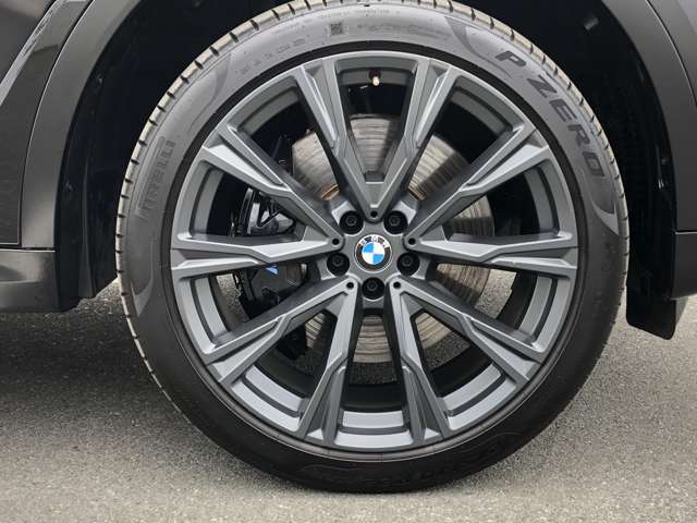BMW純正22インチホイール。洗練されたデザインで、足元の個性を引き立てます。