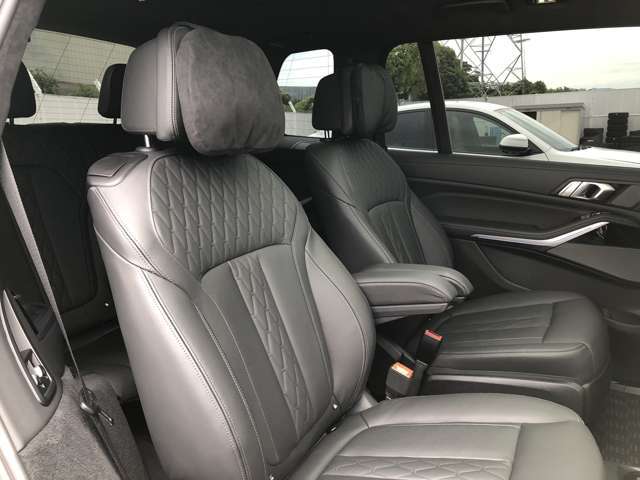 後席も使用感はさほど感じず、運転席・助手席同様に清潔感があります。後席シートもしっかりと作り込まれていますので、座り心地も悪くありません。是非、実車にてご確認下さい。