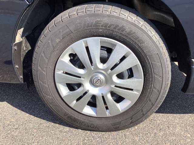 195/80R15インチタイヤ＆フルホイールカバー付きです。