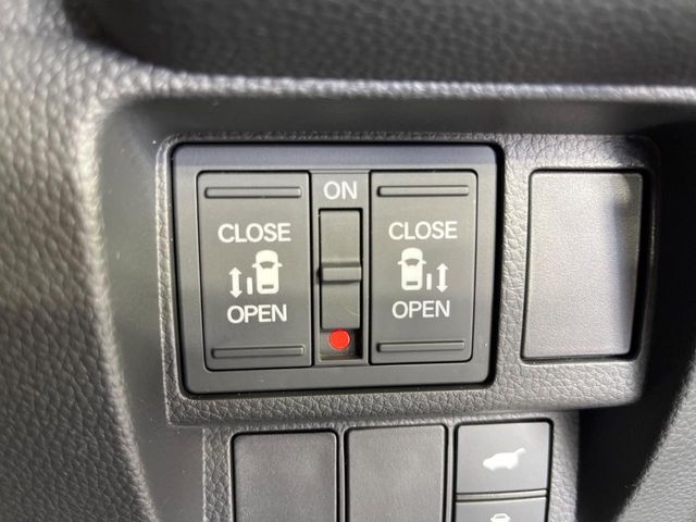 【両側パワースライドドア】スマートキーや運転席のスイッチで後席両側スライドドアの開閉が可能♪電動だから力を入れてドアを開ける必要が無く、小さなお子様でも簡単に開け閉めでき快適です♪