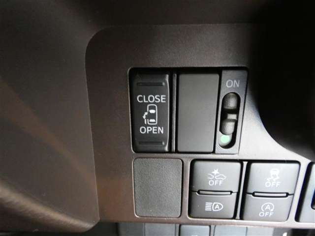片側電動スライドドアのスイッチ付です。車内からもスイッチひとつで楽にドアの開閉が可能です。電動なので開閉時に力を使う必要がなく、半ドアになることもありません！