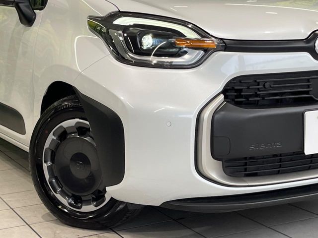 【LEDヘッドライト】悪天候や夜間走行時も良好な視界を確保し安心して運転できる高輝度LEDヘッドライトを装備！点灯速度が早く、消費電力も抑えられています。